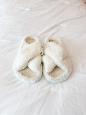 Aerie White Fuzzy Slippers Size 6